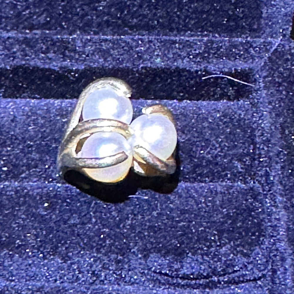 Elegant Gold and Pearl Women's Ring